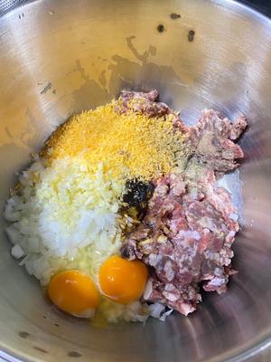 汉堡的牛肉馅