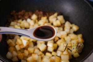 【多汁麻辣牛肉末烧土豆】-15分钟搞定的下饭菜