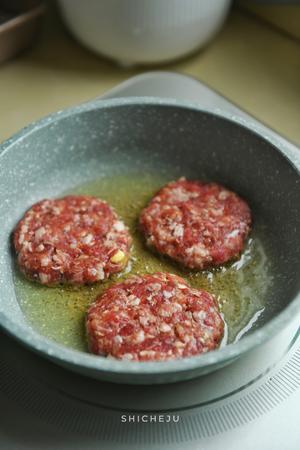 超级新鲜牛肉馅做的汉堡牛肉饼