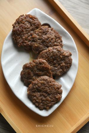 超级新鲜牛肉馅做的汉堡牛肉饼