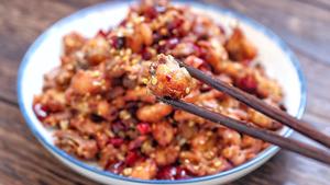 辣子鸡千万不要直接下锅炒，多加这1步，味道比饭店更好吃