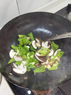 鲜香嫩滑的生炒童子鸡