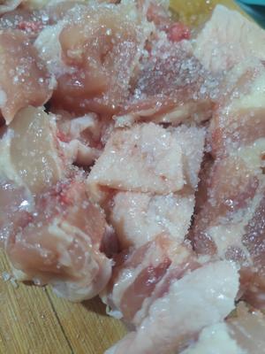 十几年不吃鸡肉的人吃了一盘子的小鸡炖香菇