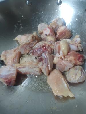 十几年不吃鸡肉的人吃了一盘子的小鸡炖香菇