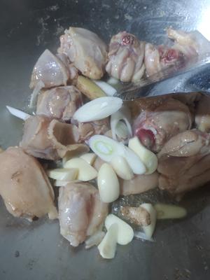 十几年不吃鸡肉的人吃了一盘子的小鸡炖香菇