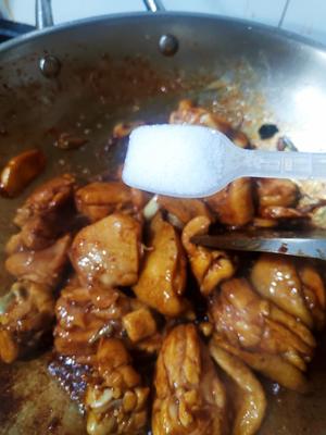 十几年不吃鸡肉的人吃了一盘子的小鸡炖香菇