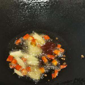 和女儿抢着吃的生炒仔鸡