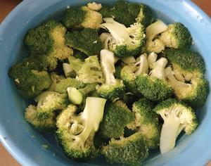 清炒西蓝花，口味清淡，营养价值高