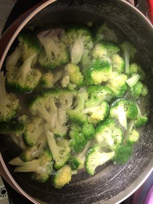 清炒西蓝花，口味清淡，营养价值高