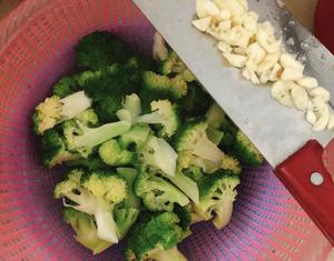 清炒西蓝花，口味清淡，营养价值高
