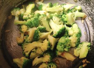 清炒西蓝花，口味清淡，营养价值高
