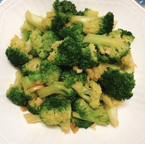 清炒西蓝花，口味清淡，营养价值高