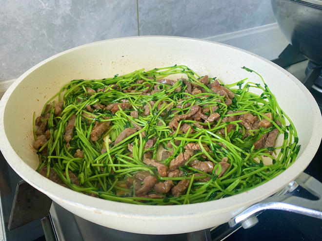 豆苗炒牛肉