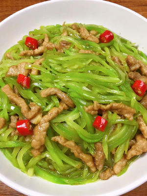 清爽解腻巨下饭的莴笋炒肉丝！