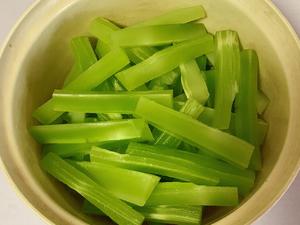 夏日必备神器！酸辣爽口的腌莴笋