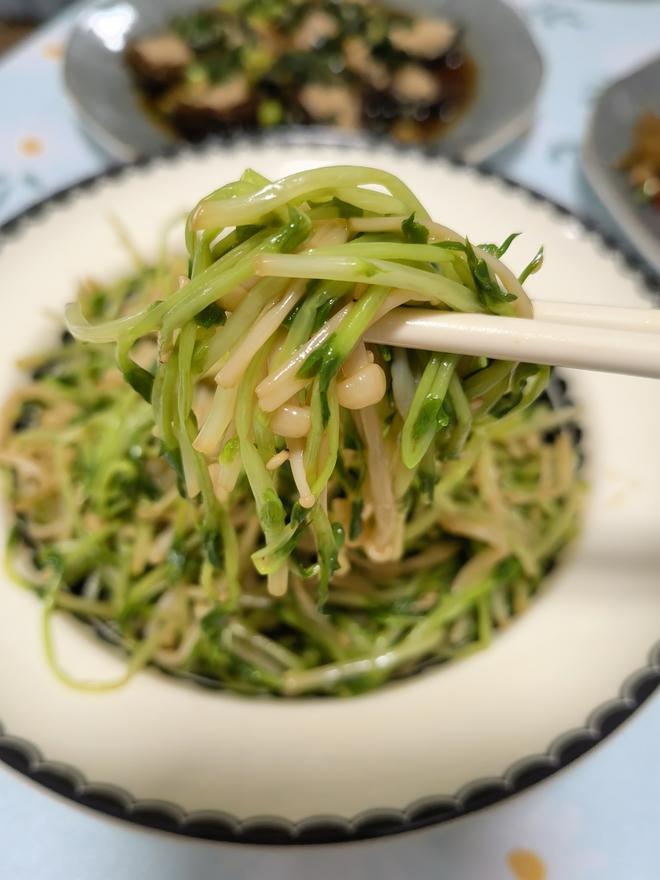 豆苗拌金针菇