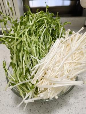 豆苗拌金针菇