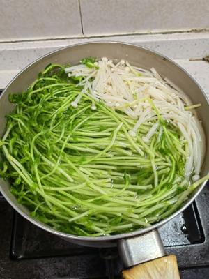 豆苗拌金针菇