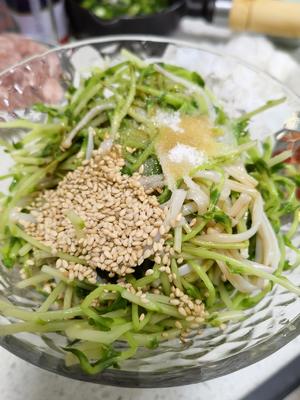 豆苗拌金针菇