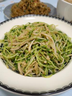 豆苗拌金针菇