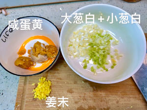 蟹黄拌面，融合了咸蛋黄的油香翻砂