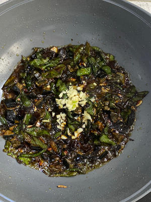 吃了不后悔：青椒皮蛋拌面！