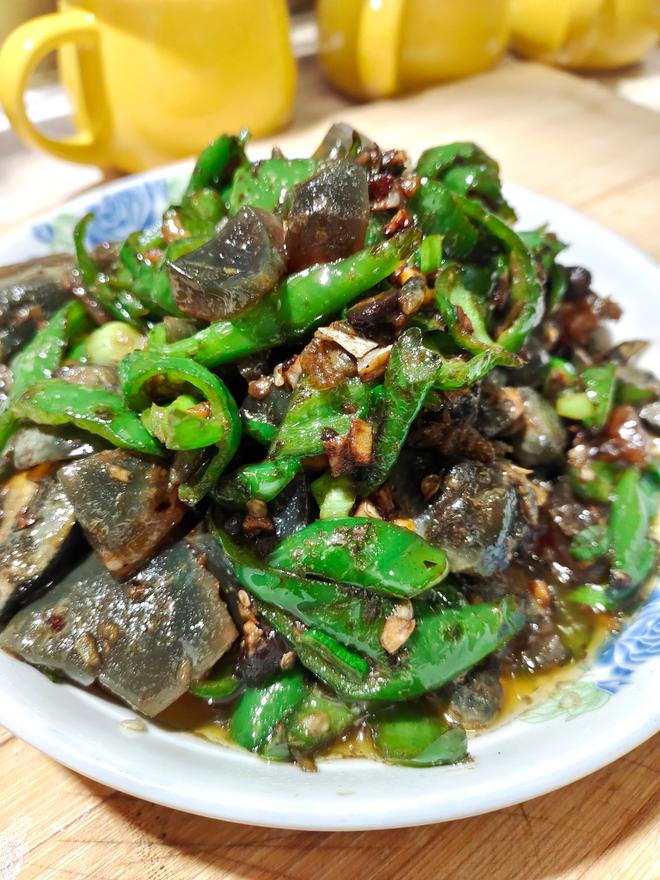 超级下饭的青椒炒皮蛋