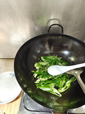超级下饭的青椒炒皮蛋