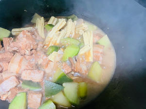 青萝卜腐竹红烧五花肉（不炒糖色，家常懒人版）